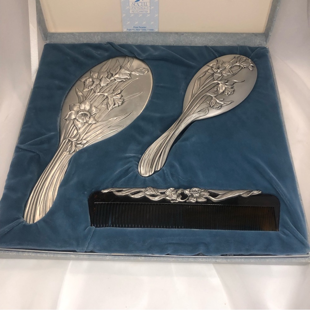 Seagull Pewterers and Silversmiths Ladies Grooming Set